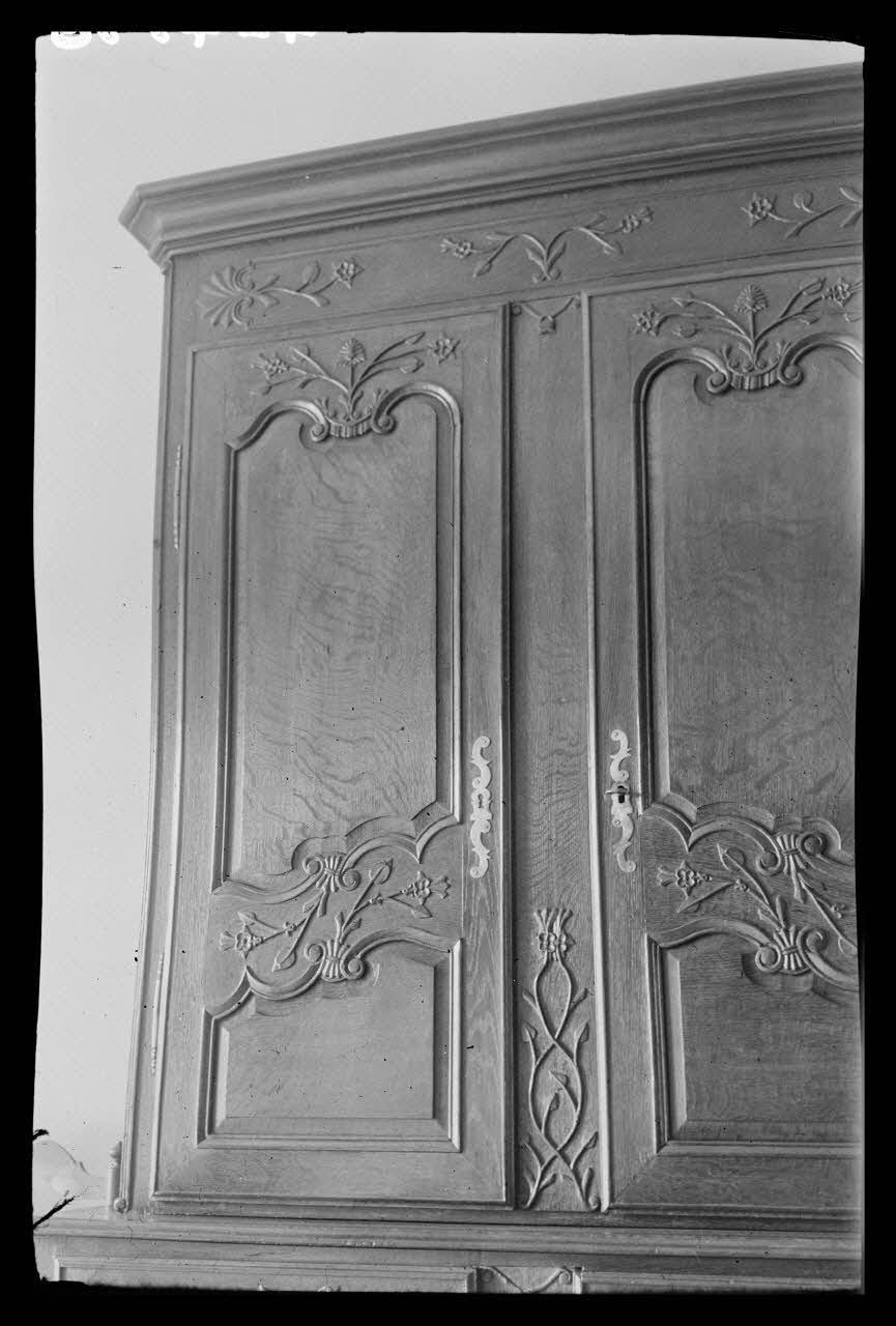 Jacques Bouffard photographie Chez Monsieur Boudoux, instituteur. Buffet à deux corps. Détail du corps supérieur Picardie, France 1942/3/13 Ph.1942.43.38 Photo