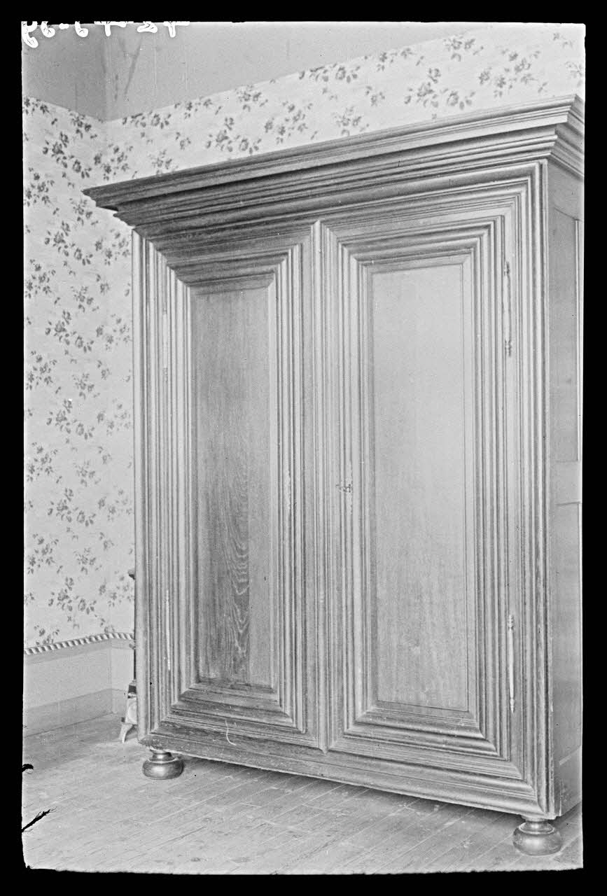 Jacques Bouffard photographie Chez Monsieur Boudoux, instituteur. Armoire à deux portes et moulures grand cadre Picardie, France 1942/3/13 Ph.1942.43.39 Photo