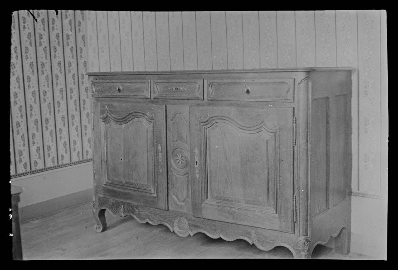 Jacques Bouffard photographie Chez Monsieur Boudoux, instituteur. Buffet bas à deux portes et trois tiroirs Picardie, France 1942/3/13 Ph.1942.43.40 Photo