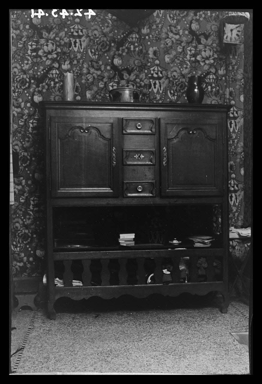 Jacques Bouffard photographie Chez Monsieur Baudemont. Route de Prischy. Egouttoir à deux portes et trois tiroirs Picardie, France 1942/3/17 Ph.1942.43.41 Photo