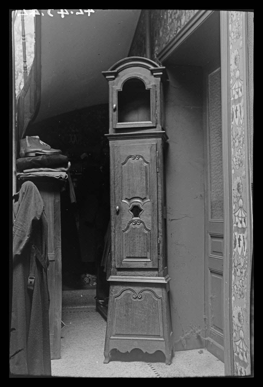 Jacques Bouffard photographie Chez Monsieur Baudemont. Route de Prischy. Vue d'ensemble d'une horloge Picardie, France 1942/3/17 Ph.1942.43.42 Photo