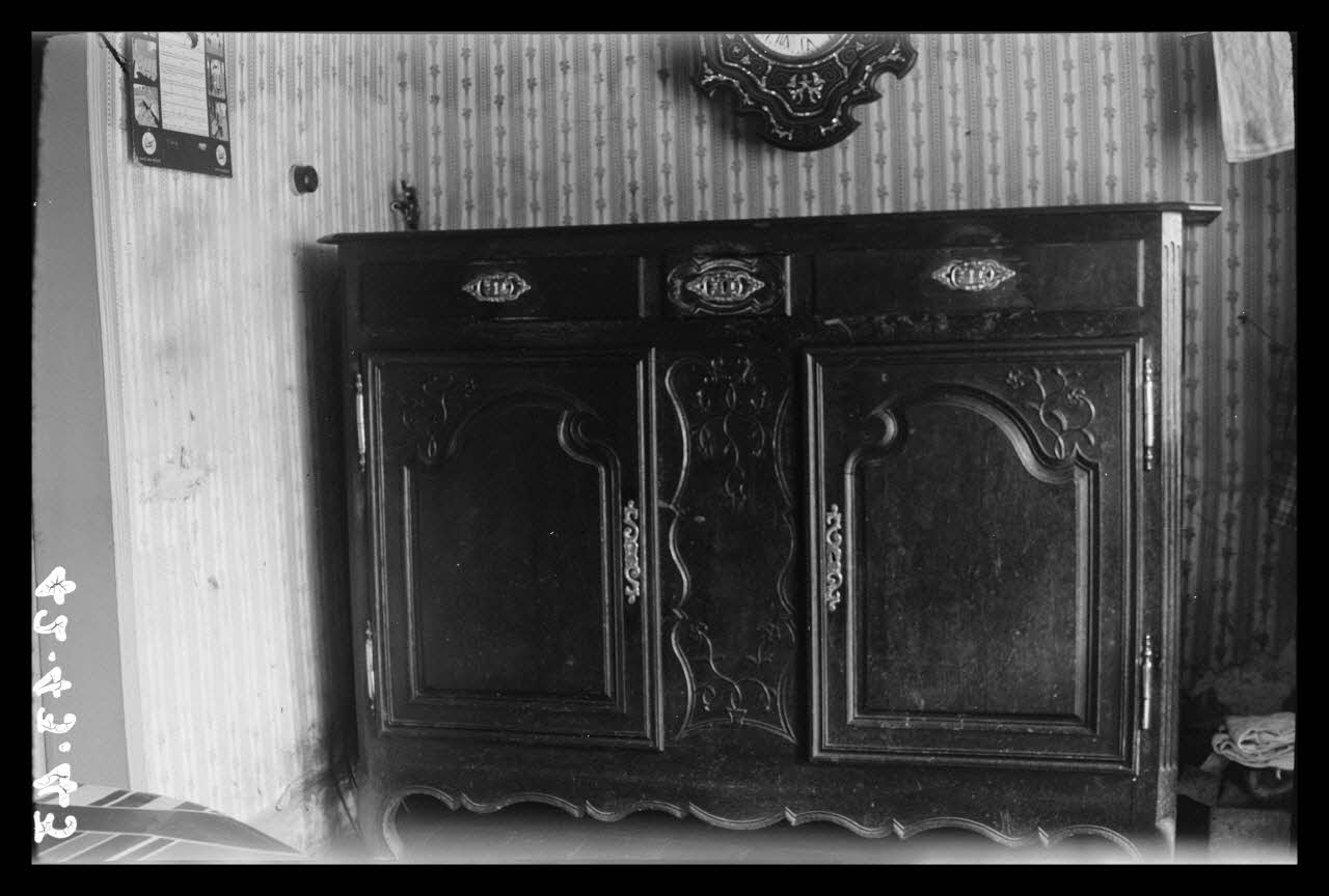 Jacques Bouffard photographie Chez Madame Gérard Apprencourt. Buffet à deux portes et trois tiroirs Picardie, France 1942/3/17 Ph.1942.43.43 Photo