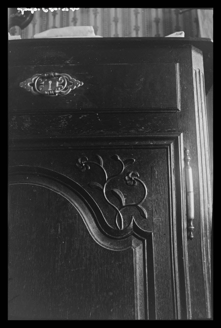 Jacques Bouffard photographie Chez Madame Gérard Apprencourt. Buffet à deux portes et trois tiroirs. Détail du décor Picardie, France 1942/3/17 Ph.1942.43.44 Photo