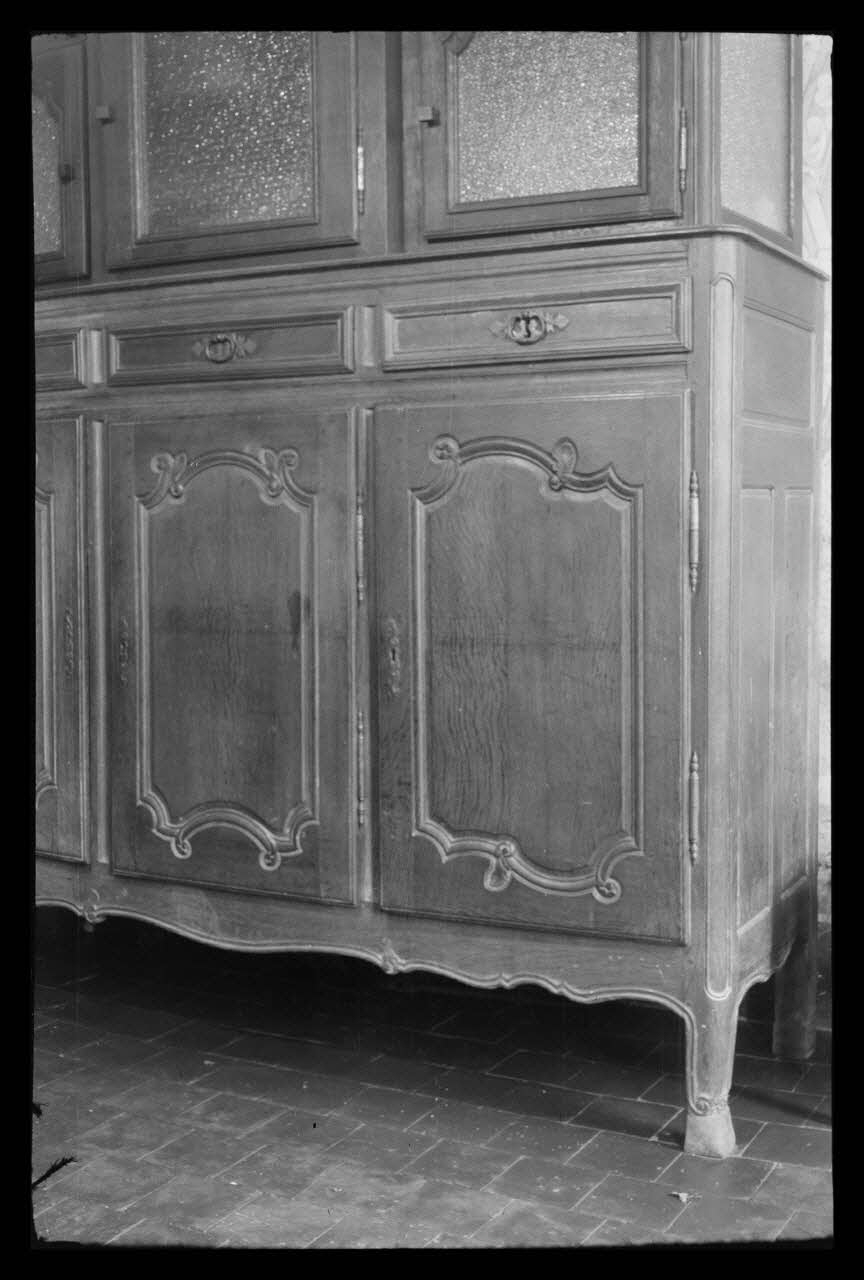 Jacques Bouffard photographie Chez Madame Maurice Oudart. Rue des Potasses. Buffet bas à trois portes et trois tiroirs Picardie, France 1942/3/17 Ph.1942.43.45 Photo