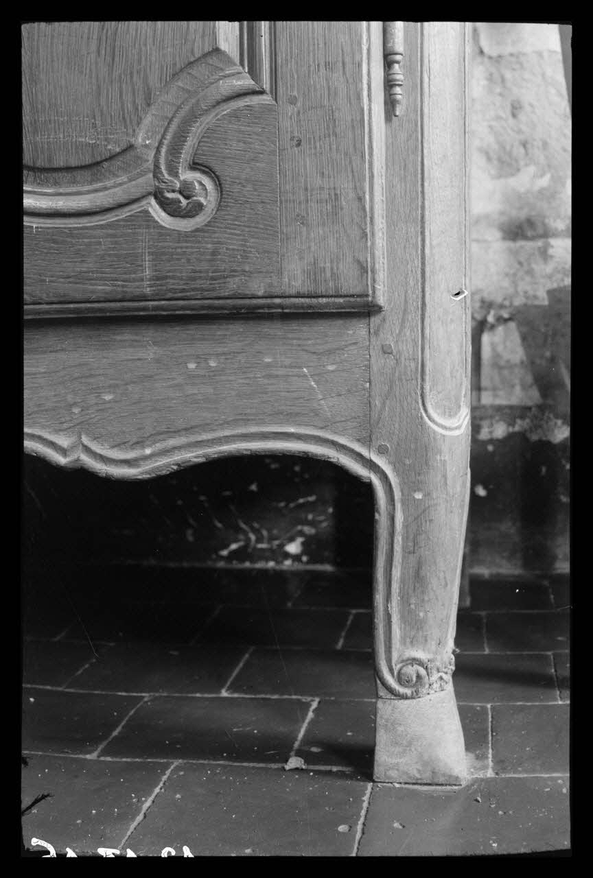 Jacques Bouffard photographie Chez Madame Maurice Oudart. Rue des Potasses. Buffet bas à trois portes et trois tiroirs. Détail du pied Picardie, France 1942/3/17 Ph.1942.43.46 Photo