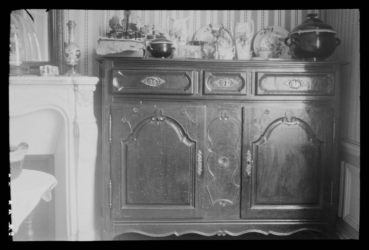 Jacques Bouffard photographie Chez Monsieur Charles Amasse. Buffet bas à deux portes et trois tiroirs Picardie, France 1942/3/18 Ph.1942.43.47 Photo