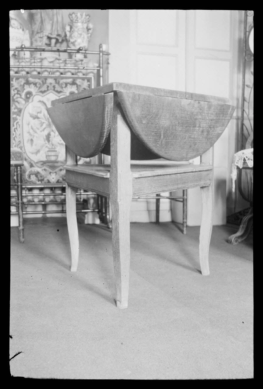 Jacques Bouffard photographie Chez Monsieur Duroizet. Table à trois pieds à battants Picardie, France 1942/3/18 Ph.1942.43.49 Photo
