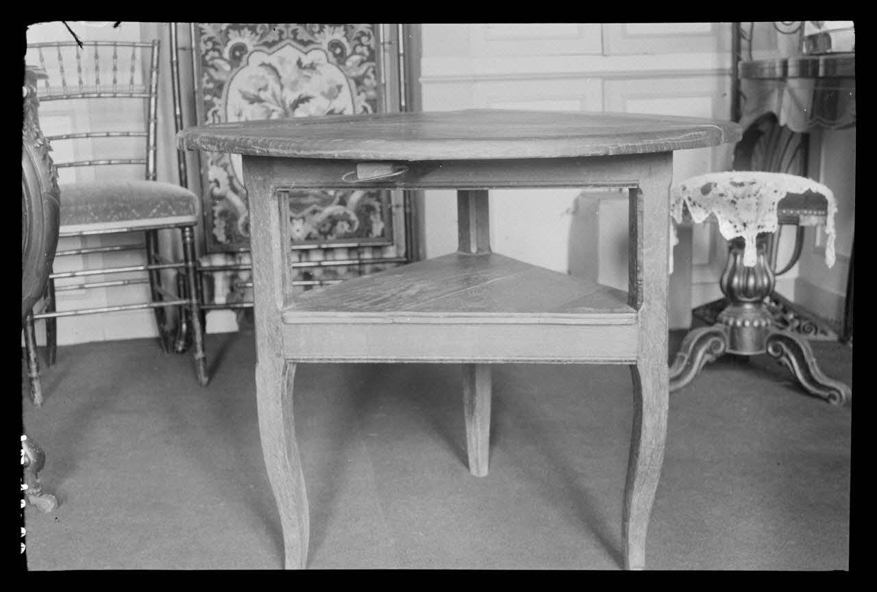 Jacques Bouffard photographie Chez Monsieur Duroizet. Table à trois pieds à battants fermés et ouverts Picardie, France 1942/3/18 Ph.1942.43.50 Photo