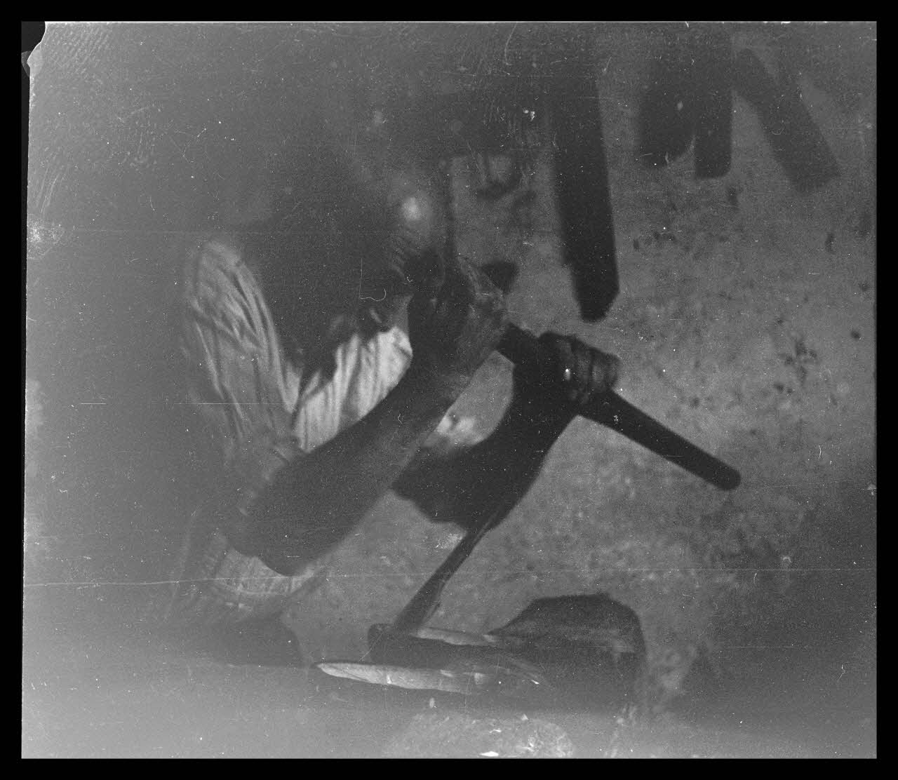 Jacques Bouffard photographie Chez Monsieur François Mousquet, sabotier. Il se sert d'une cuiller et d'un boutoir Picardie, France 1942/4/8 Ph.1942.43.51 Photo