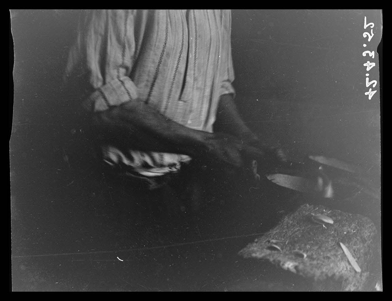 Jacques Bouffard photographie Chez Monsieur François Mousquet, sabotier se servant d'une Cuiller et du boutoir Picardie, France 1942/4/8 Ph.1942.43.52 Photo