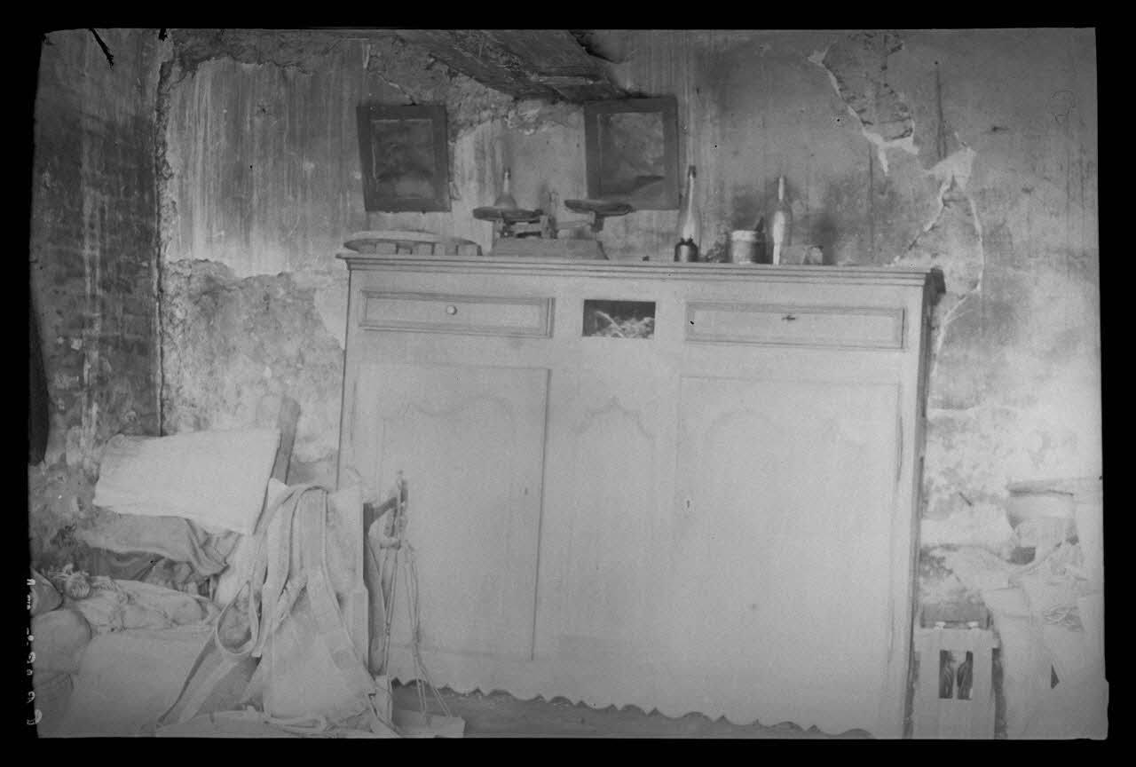 Jacques Bouffard photographie Chez Monsieur Joseph Fidèle Parfait. Vue extérieure de la ferme Picardie, France 1942/4/11 Ph.1942.43.53 Photo