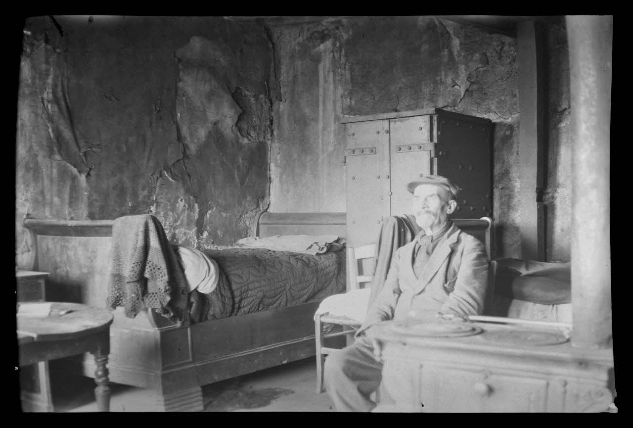 Jacques Bouffard photographie Ruelle Ailliot. Chez Monsieur Joseph Fidèle Parfait. Vue intérieure de la chambre Picardie, France 1942/4/11 Ph.1942.43.54 Photo