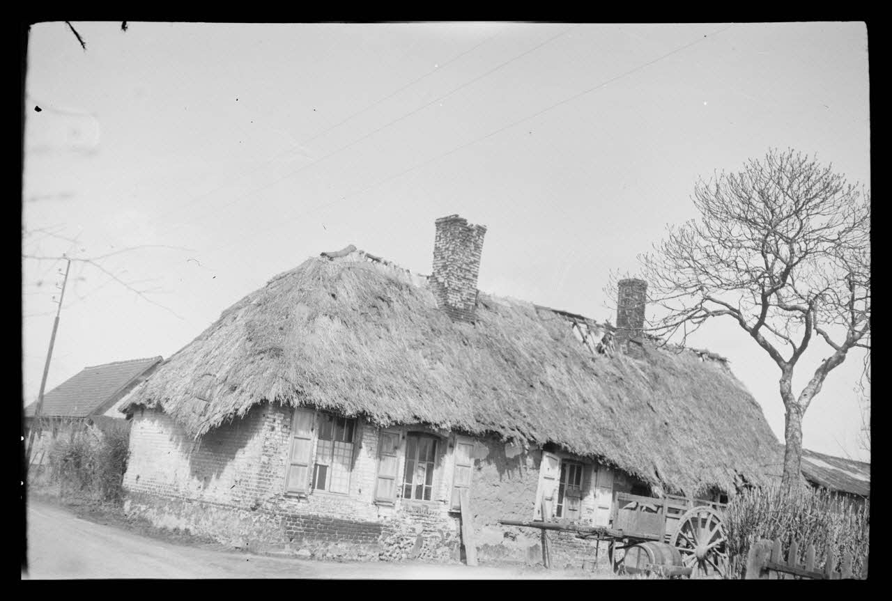 Jacques Bouffard photographie Ruelle Ailliot. Chez Monsieur Joseph Fidèle Parfait. Vue de la pièce d'entrée Picardie, France 1942/4/11 Ph.1942.43.55 Photo
