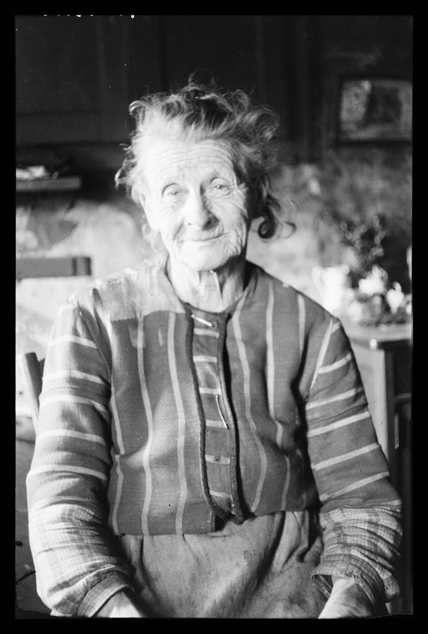 Jacques Bouffard photographie Ruelle Ailliot. Chez Monsieur Joseph Fidèle Parfait. Masque de la fermière Picardie, France 1942/4/11 Ph.1942.43.56 Photo