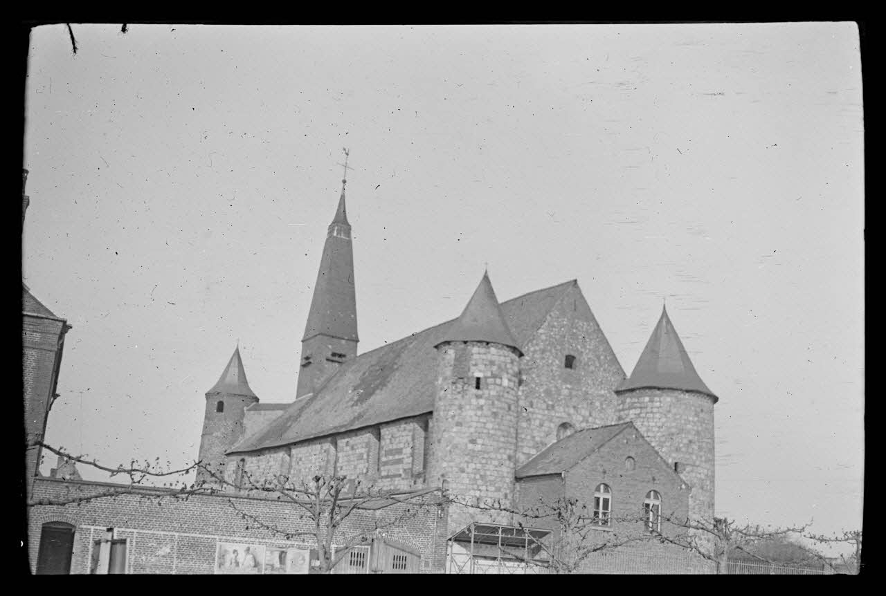 Jacques Bouffard photographie Chez Monsieur Daussencourt. Buffet bas à deux portes et trois tiroirs Picardie, France 1942/4/11 Ph.1942.43.57 Photo