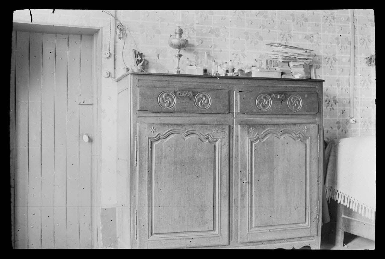 Jacques Bouffard photographie Chez Monsieur Daussencourt. Vue d'ensemble et en détail du buffet bas à deux portes et trois tiroirs Picardie, France 1942/4/11 Ph.1942.43.58 Photo