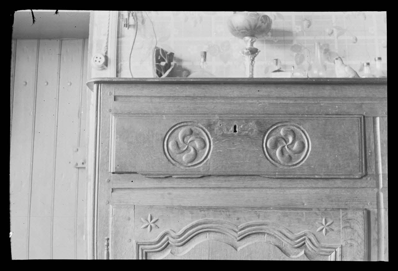 Jacques Bouffard photographie Chez Monsieur Lecuyer. Horloge marquée 1848 Picardie, France 1942/4/11 Ph.1942.43.59 Photo