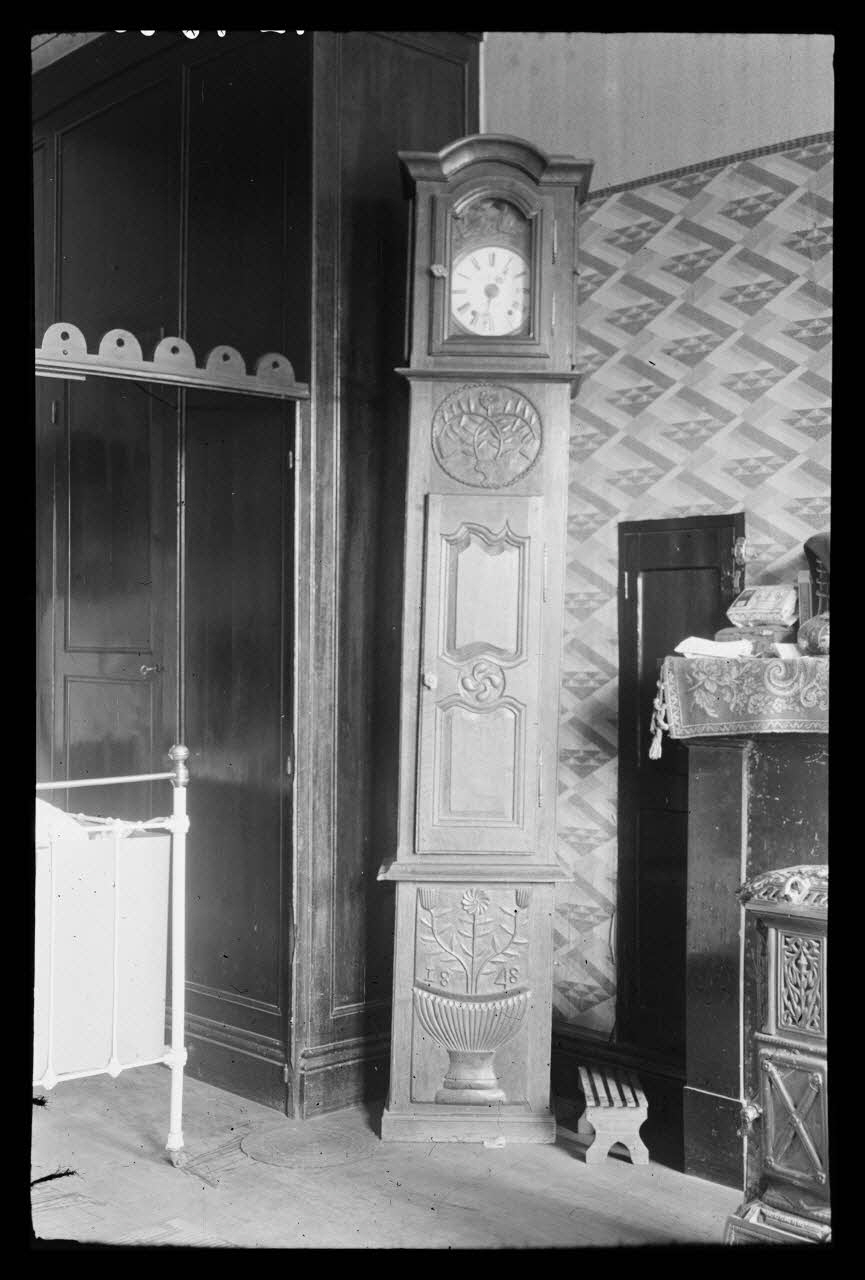 Jacques Bouffard photographie Chez Monsieur Lecuyer. Vue d'ensemble et détail d'une horloge marquée 1848 Picardie, France 1942/4/11 Ph.1942.43.60 Photo