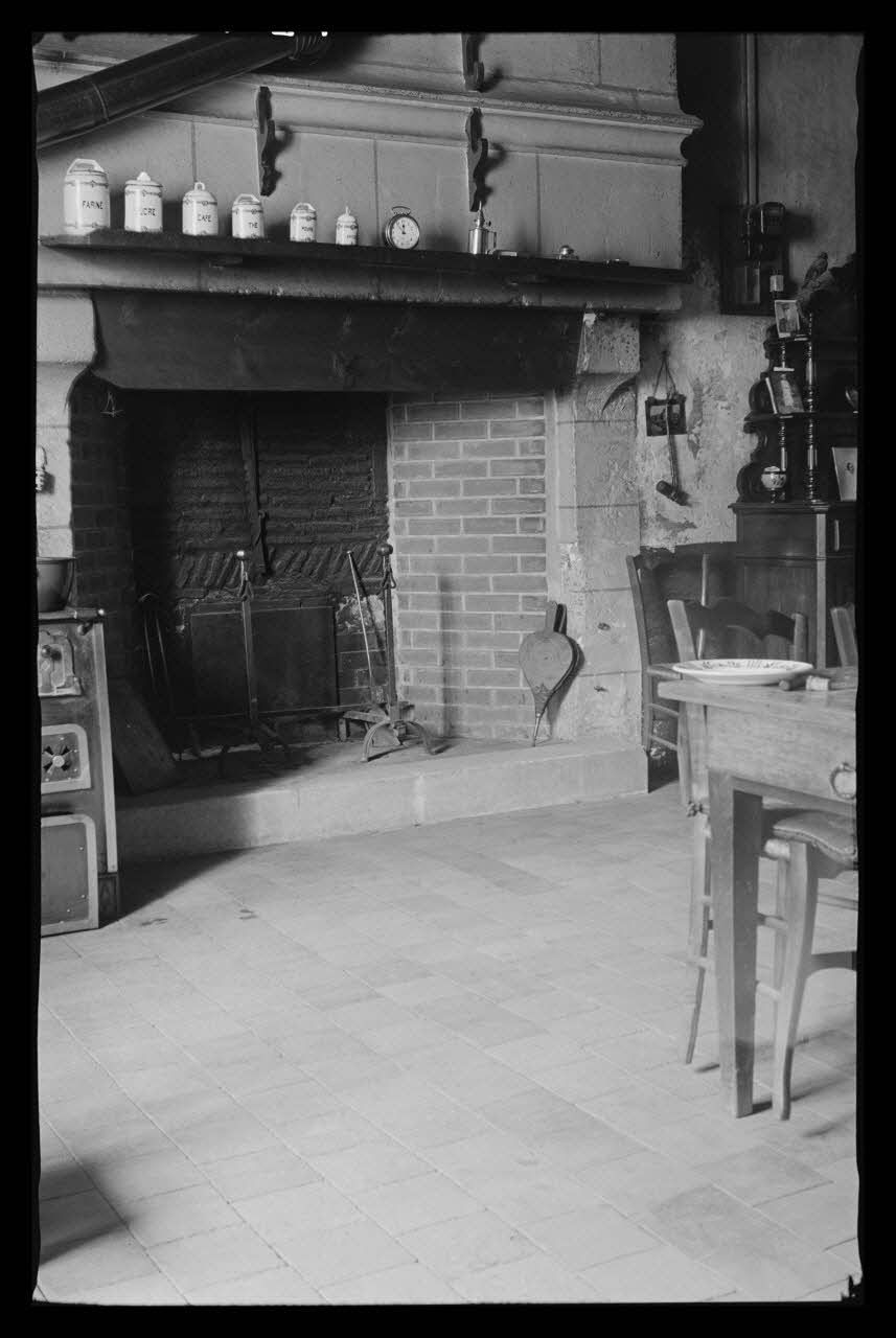 Deligny photographie Chez Monsieur Copin. Intérieur de salle Poitou-Charentes, France 1942/4/20 Ph.1942.46.10 Photo