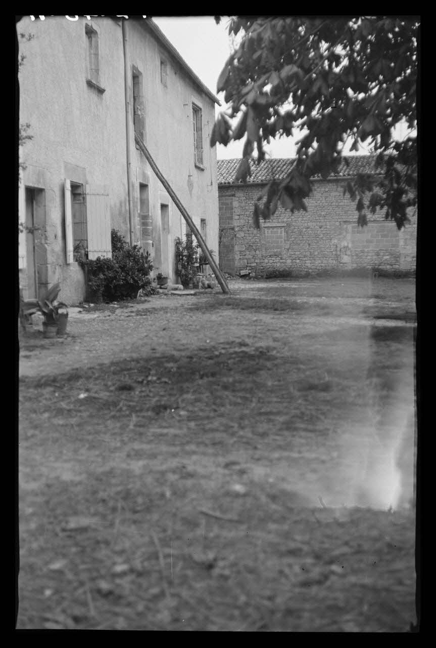 Deligny photographie Chez Monsieur Copin. Vue de bâtiment Poitou-Charentes, France 1942/4/20 Ph.1942.46.11 Photo