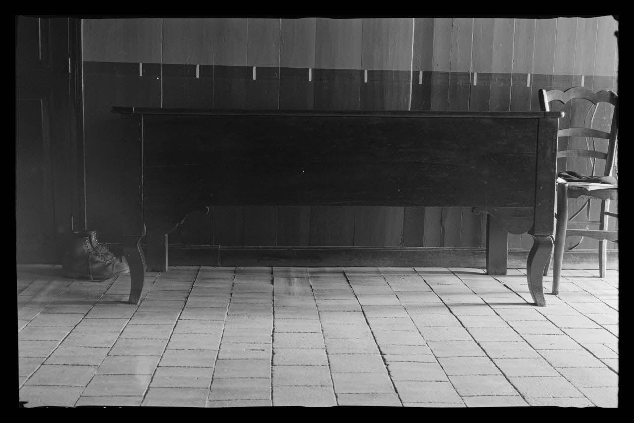 Deligny photographie Chez Monsieur Copin. Pétrin en cerisier, aux pieds galbés Poitou-Charentes, France 1942/4/20 Ph.1942.46.12 Photo