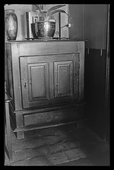 Deligny photographie Chez Monsieur Copin. Bahut en chêne mouluré, à un tiroir Poitou-Charentes, France 1942/4/20 Ph.1942.46.13  Photo