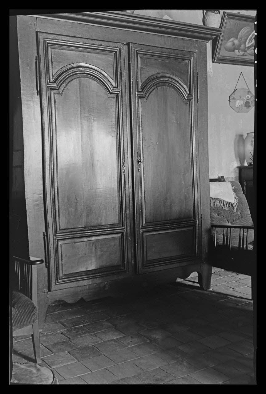 Deligny photographie Chez Monsieur Copin. Armoire en chêne aux panneaux moulurés Poitou-Charentes, France 1942/4/20 Ph.1942.46.14 Photo