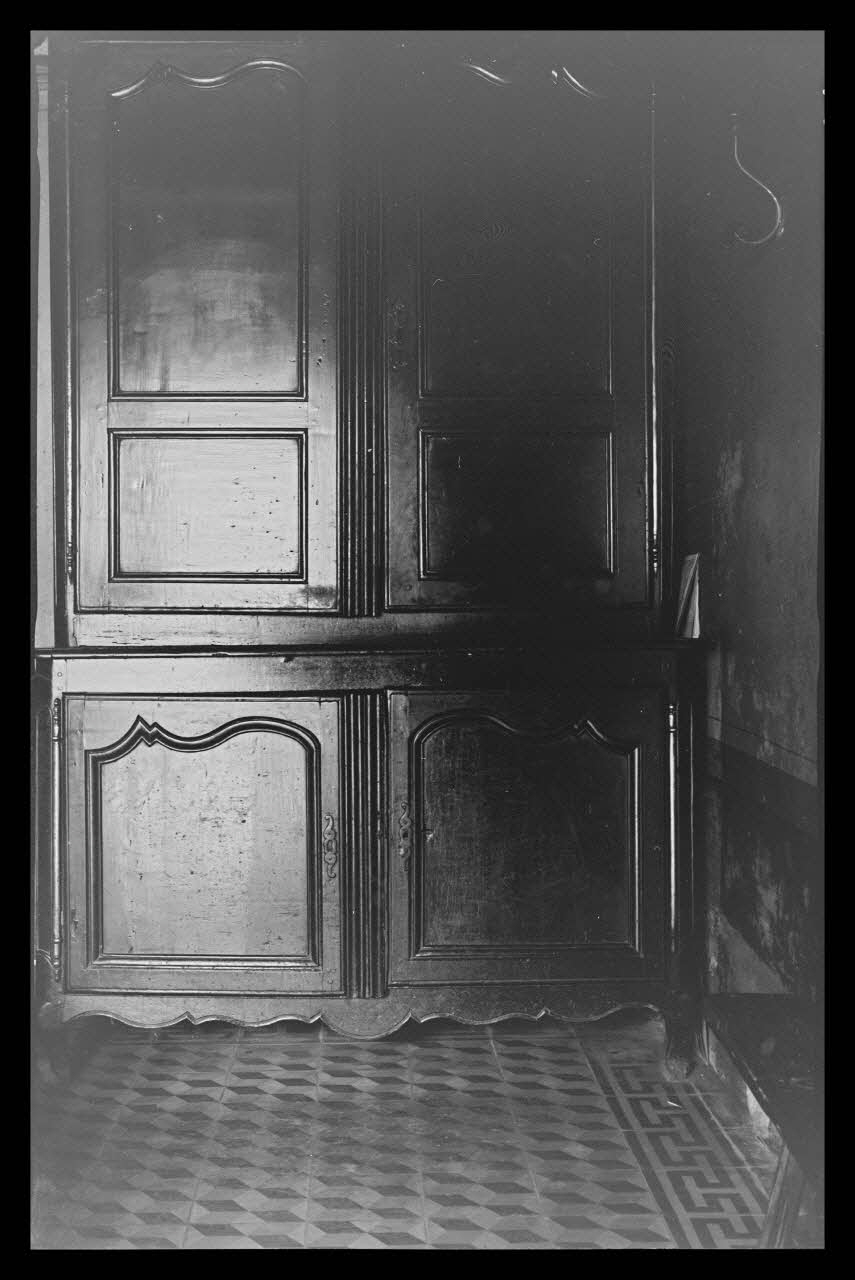 Deligny photographie Chez Monsieur Robin. Buffet haut en chêne aux pieds galbés et moulurés Poitou-Charentes, France 1942/4/21 Ph.1942.46.15 Photo