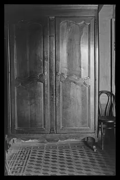Deligny photographie Chez Monsieur Robin. Armoire en cerisier aux portes moulurées Poitou-Charentes, France 1942/4/21 Ph.1942.46.16  Photo