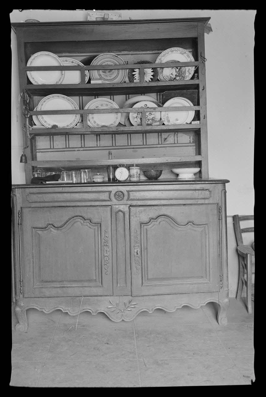 Deligny photographie Chez Madame Chartreau. Vaisselier en chêne à motif sculpté de rosace Poitou-Charentes, France 1942/4/23 Ph.1942.46.19 Photo