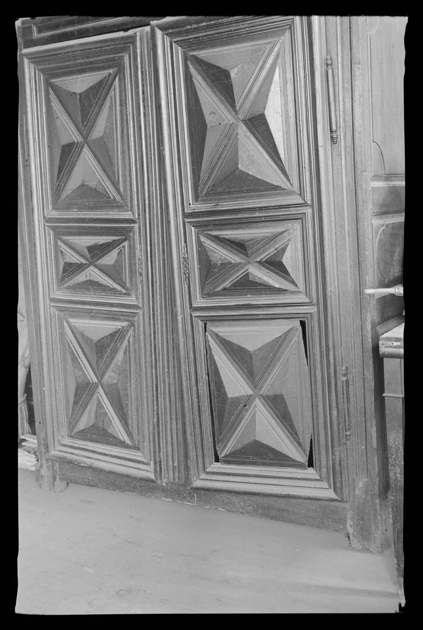 Deligny photographie Chez Monsieur Sarazin. Armoire à décor de pointe de diamant Poitou-Charentes, France 1942/4/24 Ph.1942.46.20 Photo