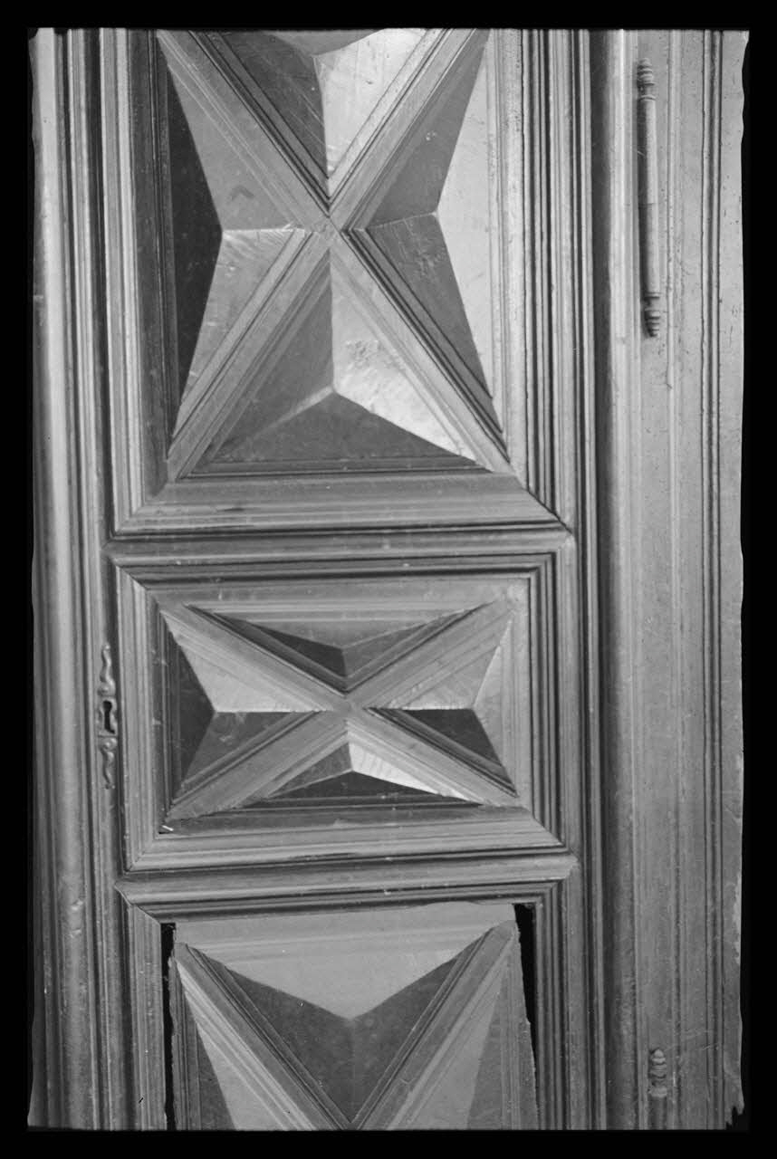 Deligny photographie Chez Monsieur Sarazin. Armoire. Détail du décor de pointe de diamant Poitou-Charentes, France 1942/4/24 Ph.1942.46.21 Photo