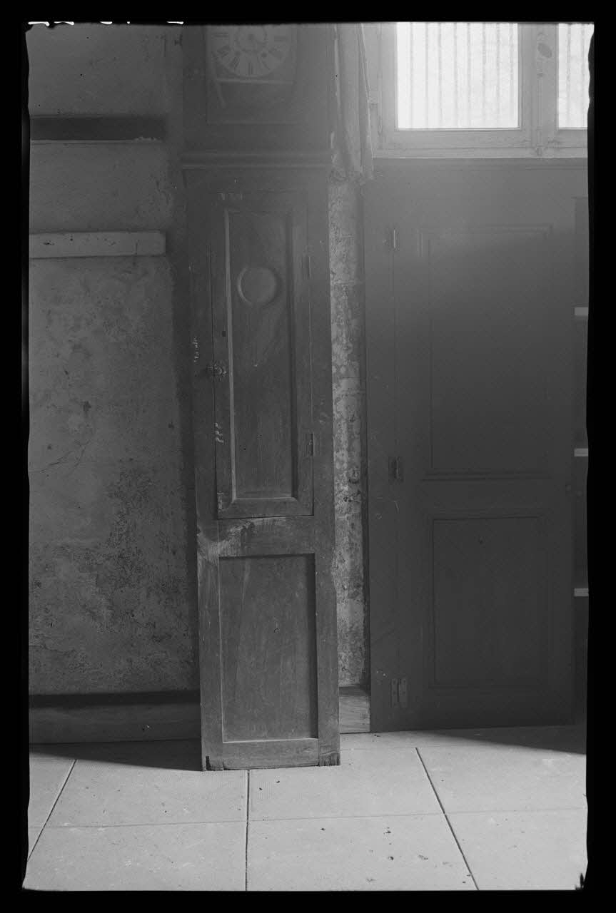 Deligny photographie Chez Madame Paillat. Horloge en chêne sans ornementation Poitou-Charentes, France 1942/4/24 Ph.1942.46.22 Photo