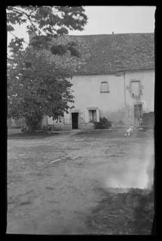 Deligny photographie Chez Monsieur Copin. Cour de ferme Poitou-Charentes, France 1942/4/20 Ph.1942.46.9  Photo