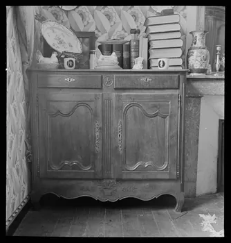 J. Barré ; Lucien Lepelletier ; Pierre Soulier photographie Chez Monsieur Fontaine, antiquaire. Buffet bas Bourgogne, France 1942/5/18 Ph.1942.47.50  Photo
