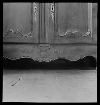 J. Barré ; Lucien Lepelletier ; Pierre Soulier photographie Chez Monsieur Fontaine, antiquaire. Buffet bas. Détail de la traverse inférieure Bourgogne, France 1942/5/18 Ph.1942.47.51  Photo