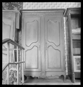 J. Barré ; Lucien Lepelletier ; Pierre Soulier photographie Chez Monsieur Fontaine, antiquaire. Armoire Bourgogne, France 1942/5/18 Ph.1942.47.52  Photo