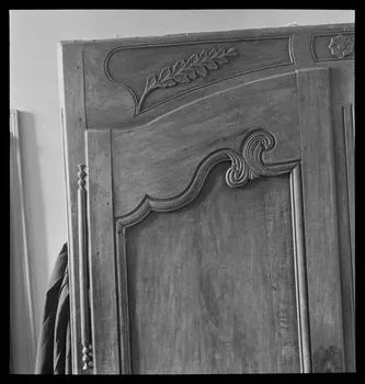J. Barré ; Lucien Lepelletier ; Pierre Soulier photographie Hôpital. Rue de Paris. Détail d'armoire Bourgogne, France 1942/5/18 Ph.1942.47.53  Photo