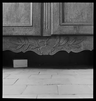 J. Barré ; Lucien Lepelletier ; Pierre Soulier photographie Hôpital. Rue de Paris. Armoire. Détail de la traverse inférieure Bourgogne, France 1942/5/18 Ph.1942.47.54  Photo