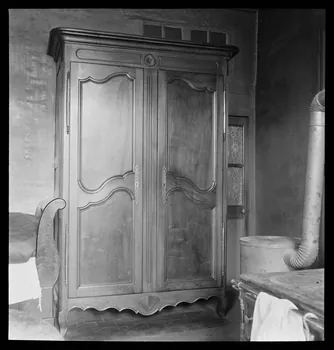 J. Barré ; Lucien Lepelletier ; Pierre Soulier photographie Chez Monsieur Bernard, carrossier. Armoire en merisier Bourgogne, France 1942/5/18 Ph.1942.47.55  Photo