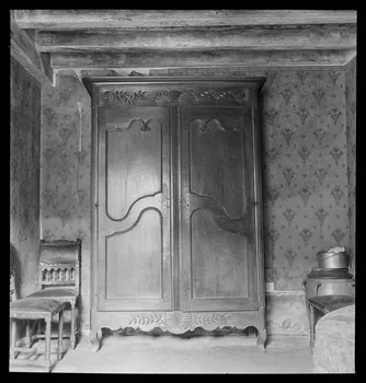 J. Barré ; Lucien Lepelletier ; Pierre Soulier photographie Chez Monsieur et Madame Dabon. Armoire en chêne Centre, France 1942/5/13 Ph.1942.47.56  Photo
