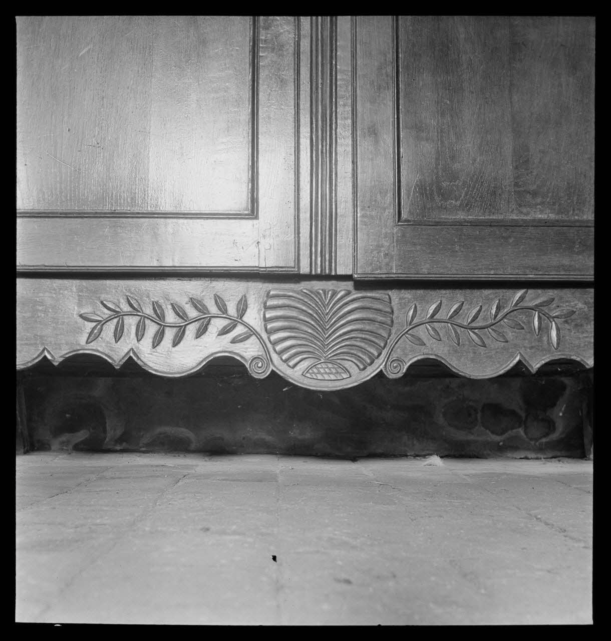 J. Barré ; Lucien Lepelletier ; Pierre Soulier photographie Chez Monsieur et Madame Dabon. Armoire en chêne. Détail de la traverse inférieure Centre, France 1942/5/13 Ph.1942.47.57 Photo