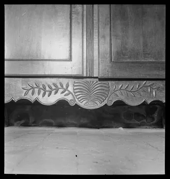 J. Barré ; Lucien Lepelletier ; Pierre Soulier photographie Chez Monsieur et Madame Dabon. Armoire en chêne. Détail de la traverse inférieure Centre, France 1942/5/13 Ph.1942.47.57  Photo