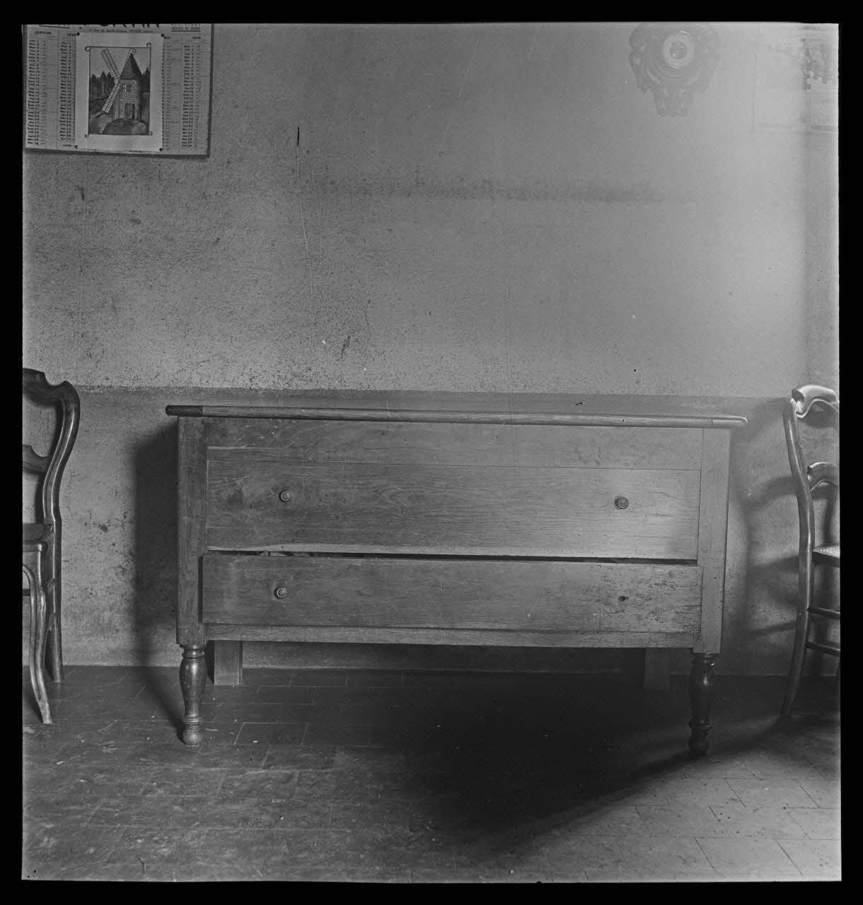 J. Barré ; Lucien Lepelletier ; Pierre Soulier photographie Chez Monsieur et Madame Dabon. Pétrin à tiroir Centre, France 1942/5/13 Ph.1942.47.58 Photo