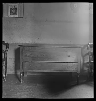 J. Barré ; Lucien Lepelletier ; Pierre Soulier photographie Chez Monsieur et Madame Dabon. Pétrin à tiroir Centre, France 1942/5/13 Ph.1942.47.58  Photo
