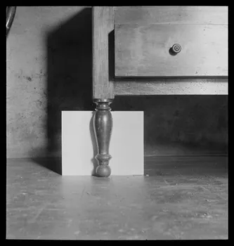J. Barré ; Lucien Lepelletier ; Pierre Soulier photographie Chez Monsieur et Madame Dabon. Pétrin à tiroir. Profil du pied tourné Centre, France 1942/5/13 Ph.1942.47.59  Photo Mucem / Pierre Soulier