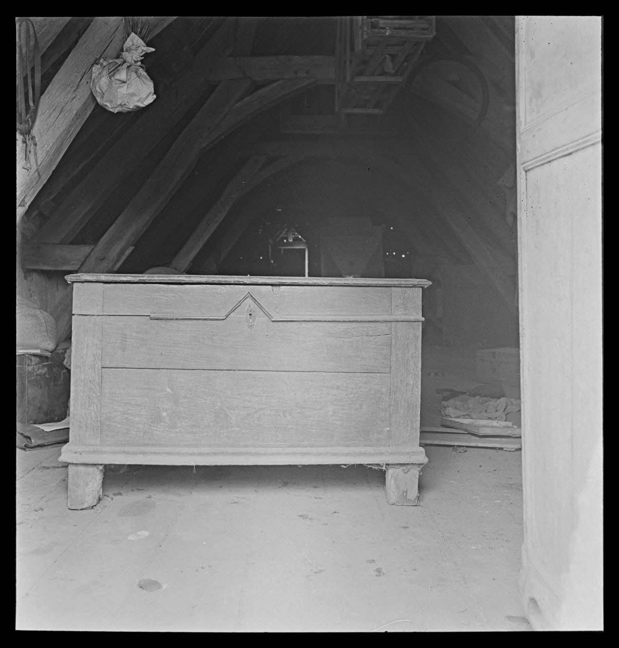 J. Barré ; Lucien Lepelletier ; Pierre Soulier photographie Chez Monsieur et Madame Dabon. Coffre à vêtements en chêne Centre, France 1942/5/13 Ph.1942.47.60 Photo