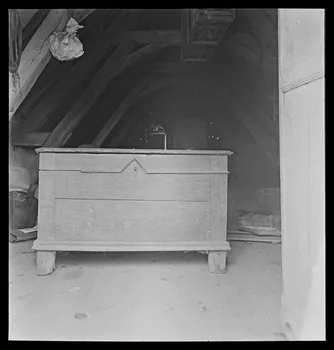 J. Barré ; Lucien Lepelletier ; Pierre Soulier photographie Chez Monsieur et Madame Dabon. Coffre à vêtements en chêne Centre, France 1942/5/13 Ph.1942.47.60  Photo