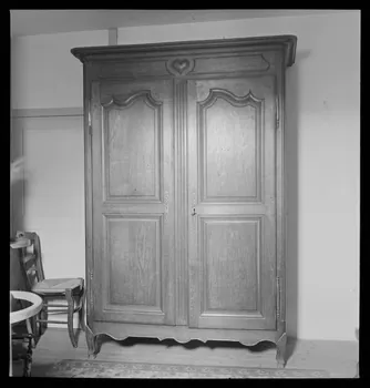 J. Barré ; Lucien Lepelletier ; Pierre Soulier photographie Monsieur René Cendre, sculpteur. Armoire en chêne Centre, France 1942/5/13 Ph.1942.47.61  Photo