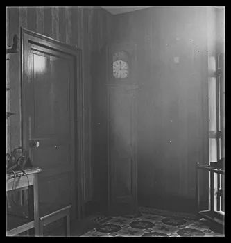J. Barré ; Lucien Lepelletier ; Pierre Soulier photographie Chez Monsieur Villepreux, notaire. Horloge Centre, France 1942/5/13 Ph.1942.47.62  Photo
